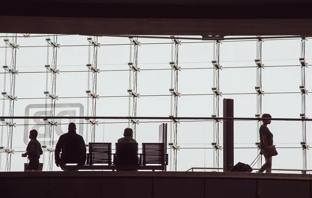 silhouettes, people, bank, suitcase, building, structure, to travel, station, wait, bank, bank, bank, bank, bank. Bedrägeriskydd i betalningsavtal: vad du bör kontrollera