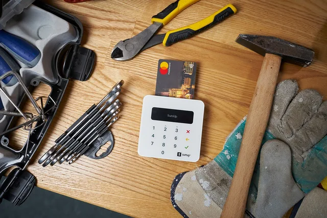 eet, checkout, payment, money, cash, credit card, účtenkovka, finance, vat, printer, bill, idoklad, document, sumup, hammer, laborer, work, handyman, construction, device, repairman, craftsmen, tool, services, privateer, vat, vat, vat, vat, printer, sumup, handyman, handyman, handyman, handyman, handyman, repairman, repairman, repairman, craftsmen. Betalningsflöden i butik och e-handel: vad skiljer sig?