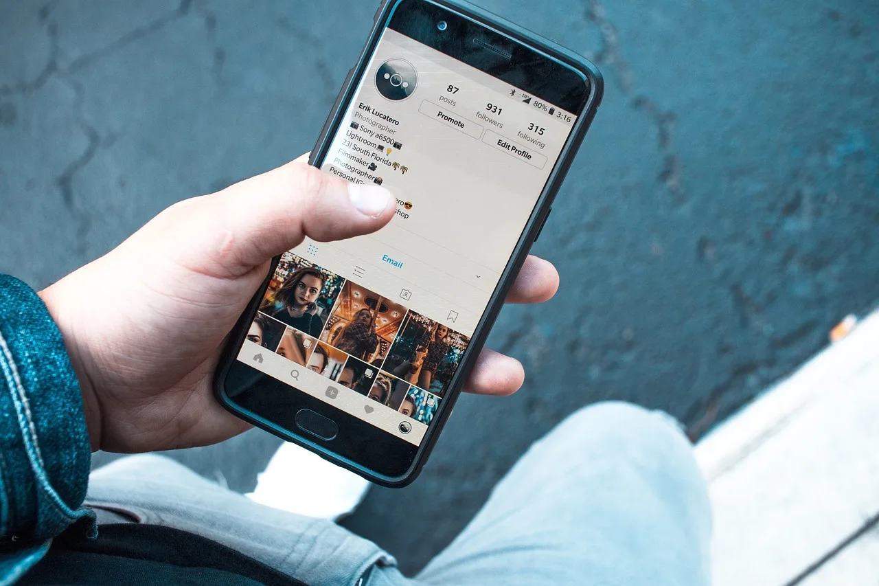 teknologi, smartphone, telefon, pekskärm, skärm, visa, dator, sociala medier, mobil, digital, nätverk, blå dator, blå teknik, blå bärbar dator, blå telefon, blue mobile, blå facebook, blå nätverk, blå digital, blå sociala, blå smartphone, blue media, sociala medier, sociala medier, sociala medier, sociala medier, mobil, mobil, mobil, mobil, mobil