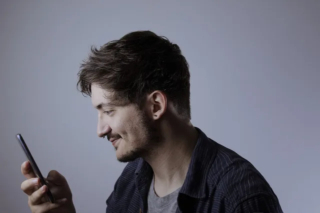 cellulär, man, person, teknologi, smartphone, företag, mobil, kommunikation, skärm, dator, hand, visa, iphone, internet, modern, digital, bärbar dator, kontor, pekskärm, ringa upp, enhet, anteckningsbok, kontakt, elektronik, mobil, mobil, mobil, mobil, mobil, kommunikation, digital. Så jämför du datamängd, roaming och bindningstid i mobilabonnemang